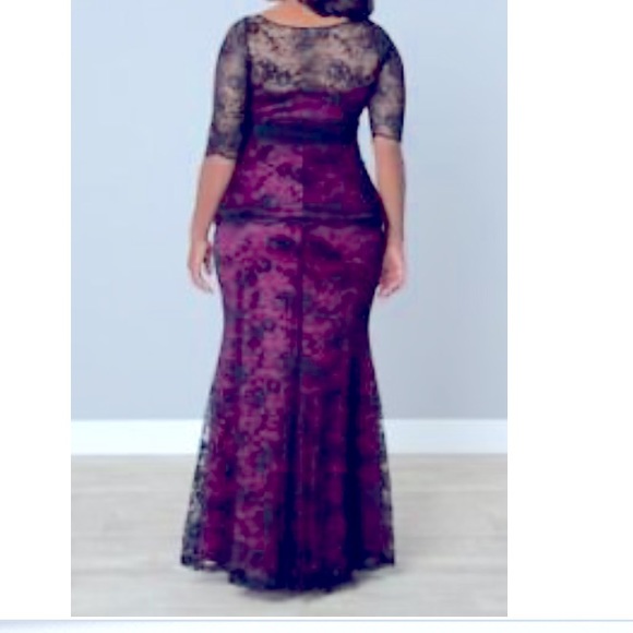 Plus size lace evening dress - Picture 3 of 7